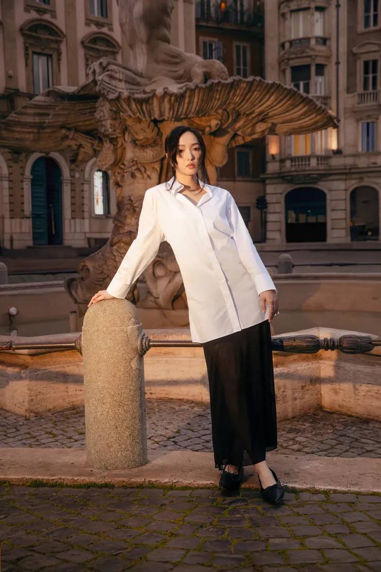 蔡思韵選穿絲棉混紡府綢收腰襯衫、黑色直筒絲質長裙。品牌提供