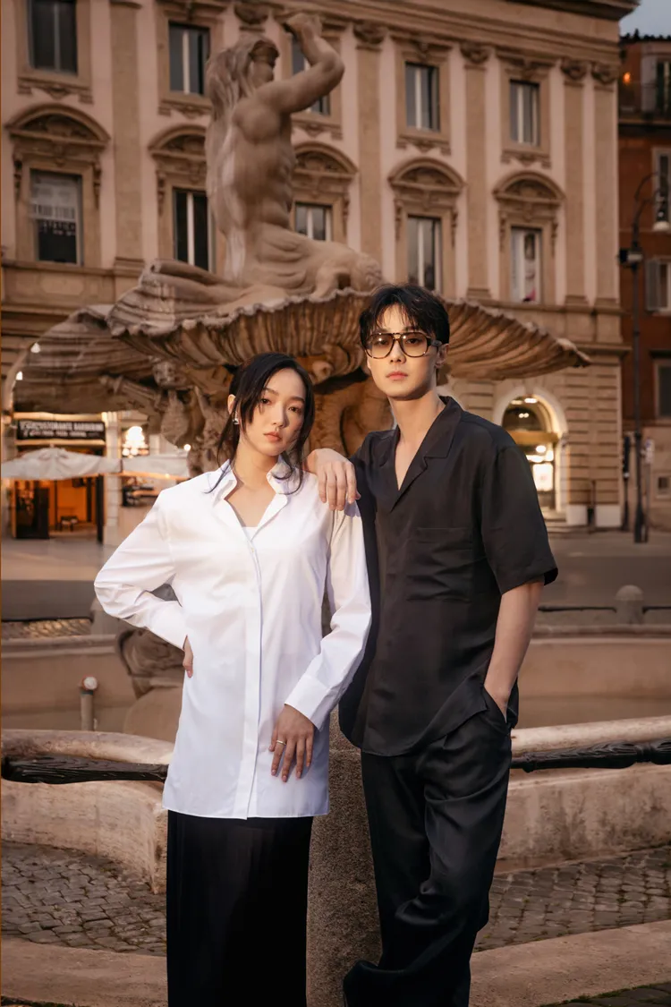 蔡思韵（左）、施柏宇（右）在羅馬街頭拍照。品牌提供