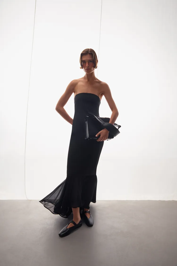 洋裝拼接魚尾裙擺突出亮點。品牌提供