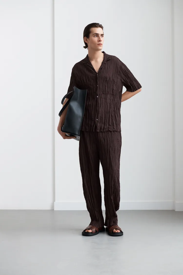 系列採用皺摺面料增添變化性。品牌提供