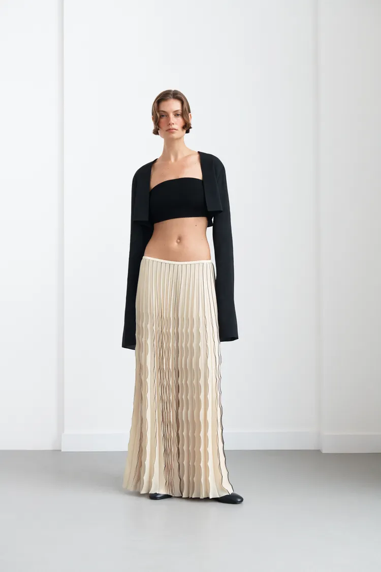 女裝系列採用加長輪廓的及地長裙呼應1990年代風格。品牌提供