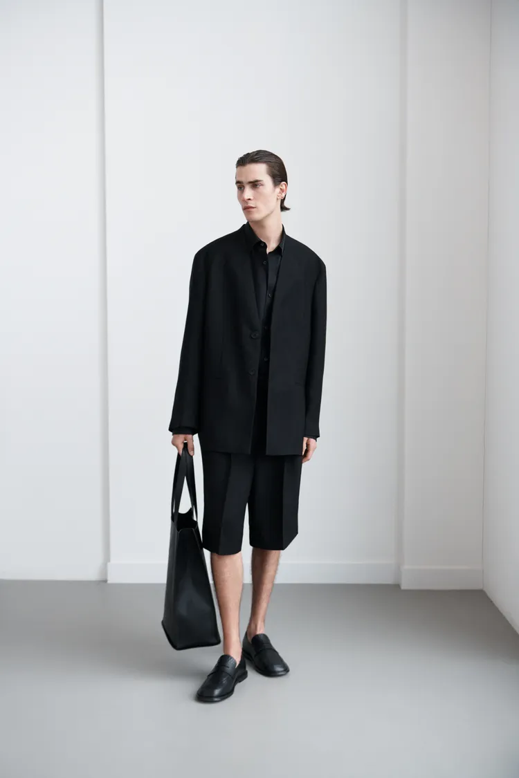 西裝外套採用內褶式翻領凸顯俐落感。品牌提供