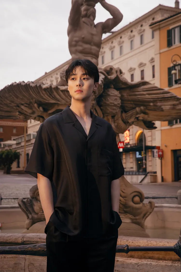 施柏宇身穿黑色絲質古巴領襯衫搭配黑色寬褲。品牌提供