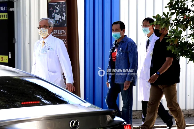 北榮院長陳威明（左）和核醫部主任彭南靖幫馬英九開道。特勤中心攝