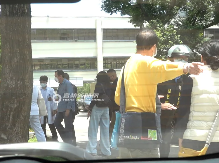 馬英九在北榮專科權威名醫大陣仗迎接下步入思源樓側門，民眾路過都被駐衛警攔下。特勤中心攝