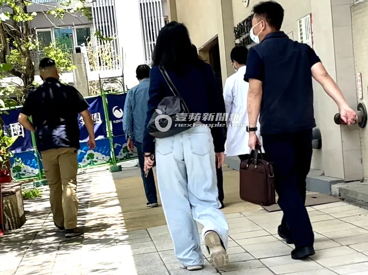 前總統馬英九下車後，直奔 「全方位正子磁振影像中心」報到。特勤中心攝