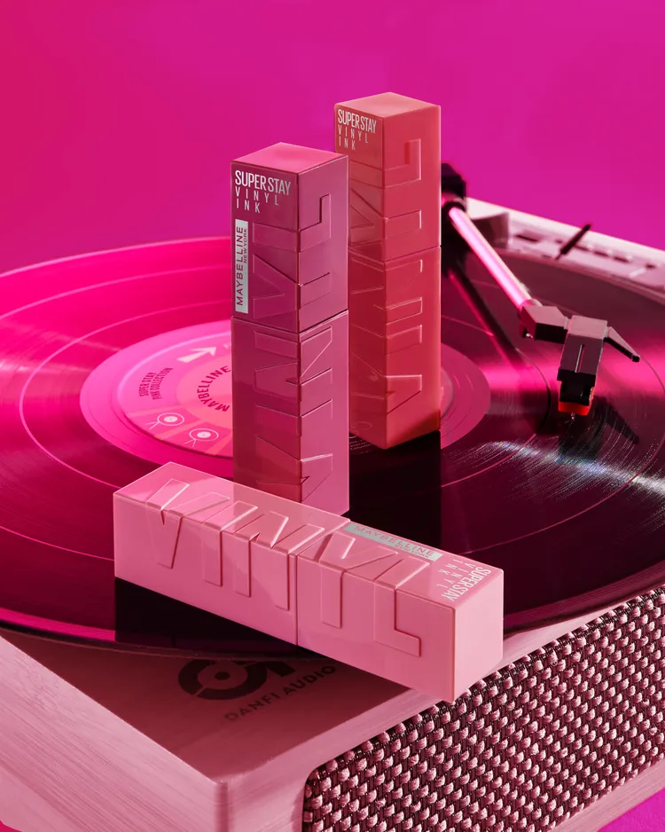 媚比琳超持久水光鎖吻唇釉推出4款裸甜粉新色，各4.2ml／499元。品牌提供