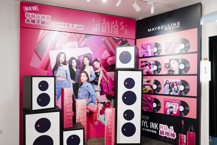 媚比琳位在Foupics韓式拍貼士林夜市店的粉萌唇拍貼快閃店。品牌提供