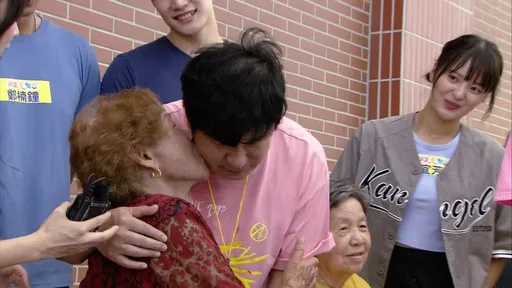 90歲阿嬤盛裝見胡瓜!老公全程盯場 「親一下」遭虧:吸臉頰肉