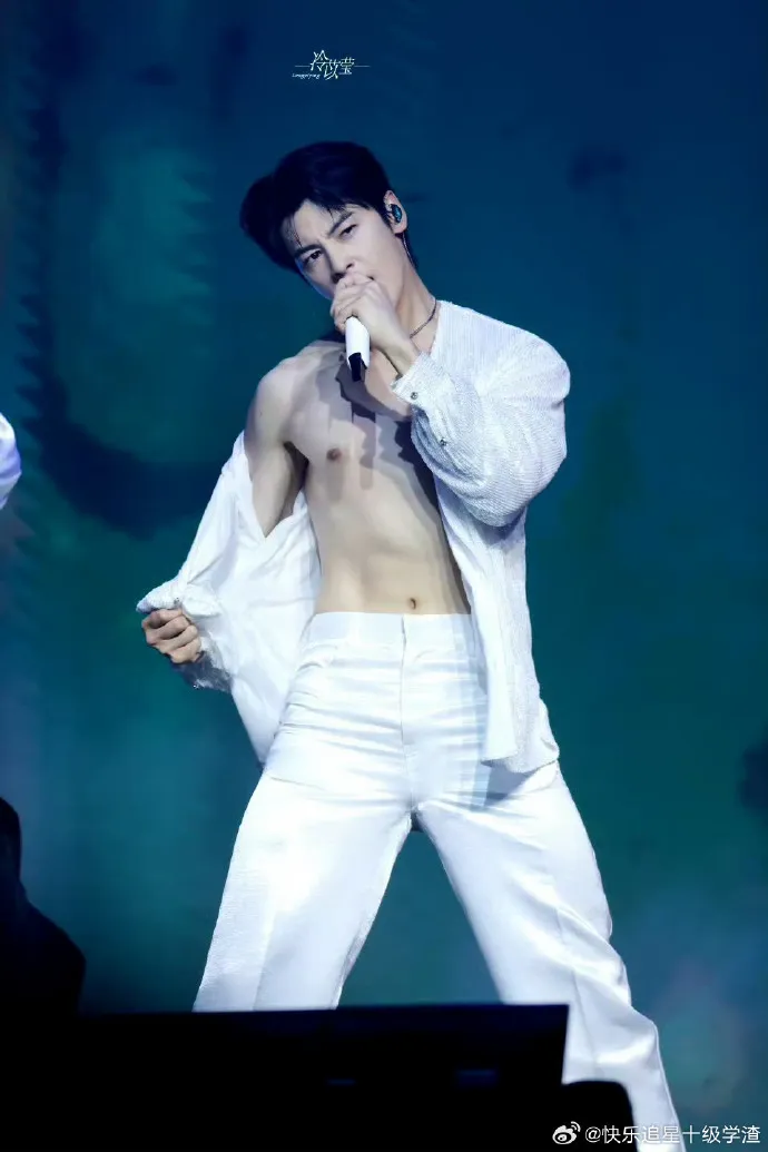 車銀優在香港舉辦粉絲音樂會時，身上襯衫的鈕扣突然爆開，放送健美肌肉。翻攝快樂追星十級學渣微博