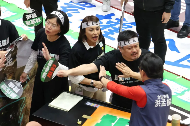 民進黨立委洪申翰也爆氣嗆藍委擋救命法案。莊宗達攝