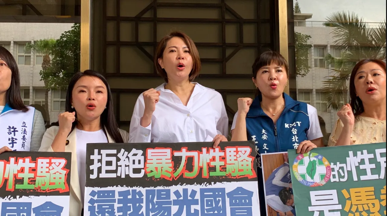 陳菁徽到台北地院控告鍾佳濱傷害、性騷擾。丁牧群攝