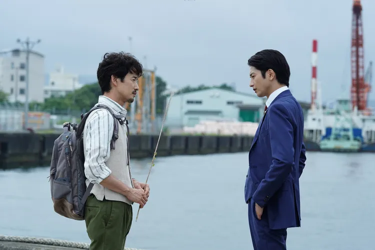 向井理（右）加盟飾演史上最年輕防衛大臣。車庫娛樂提供