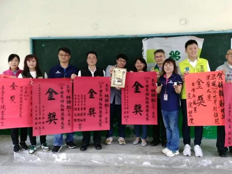 各單位獻上紅毯祝賀。王志弘攝