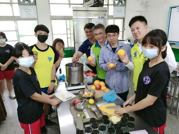 林韡勳帶領柳營國中學生製作果醬。王志弘攝