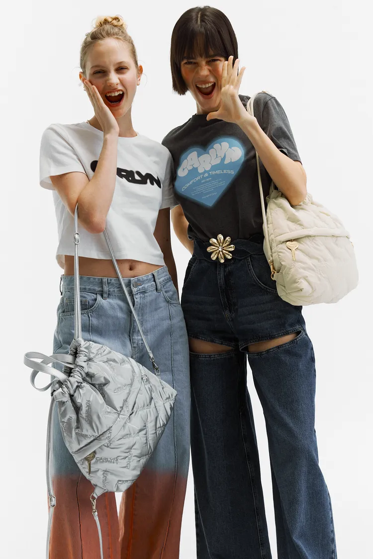 CARLYN包款以菱形泡泡紋絎縫工藝創造出空氣蓬鬆感。品牌提供