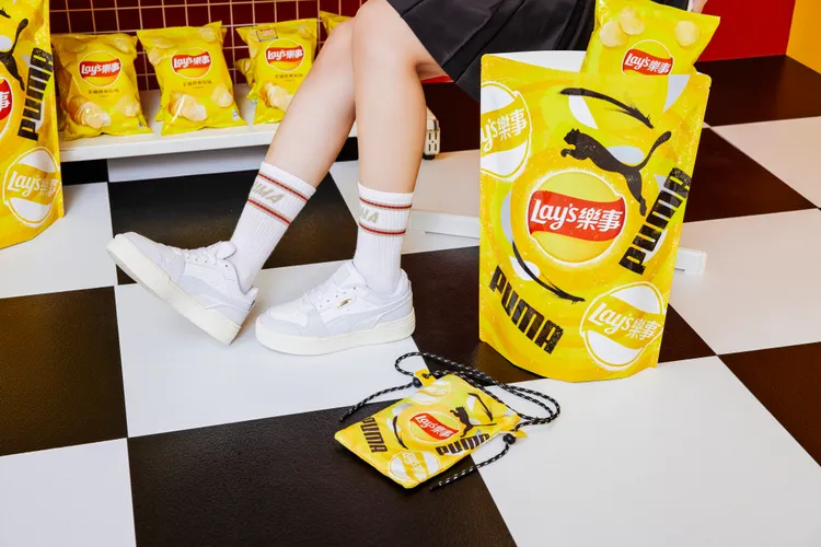 「PUMA CA PRO x Lay's聯名潮玩包」內容物包括 CA PRO鞋款、隨手包洋芋片、斜背小包。品牌提供