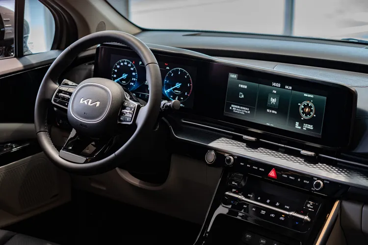 Carnival Space Edition透過黑灰雙色內裝打造沉穩大器的車室氛圍，並升級原本頂級車型獨有的12支揚聲器BOSE環繞音響系統。業者提供