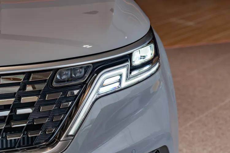 Carnival Space Edition搭載頂級車型專屬投射式LED前衛三維科技頭燈及LED前霧燈。業者提供