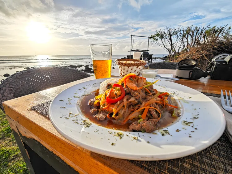 當地餐飲消費很高，像這樣的主餐加飲料要花到新台幣1千元。田欣雲攝