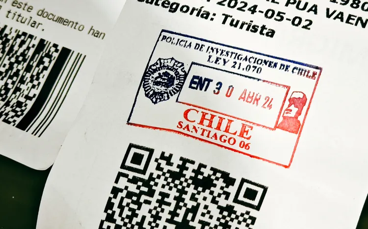 復活節島入境條上面蓋的雙色摩艾入境章。田欣雲攝