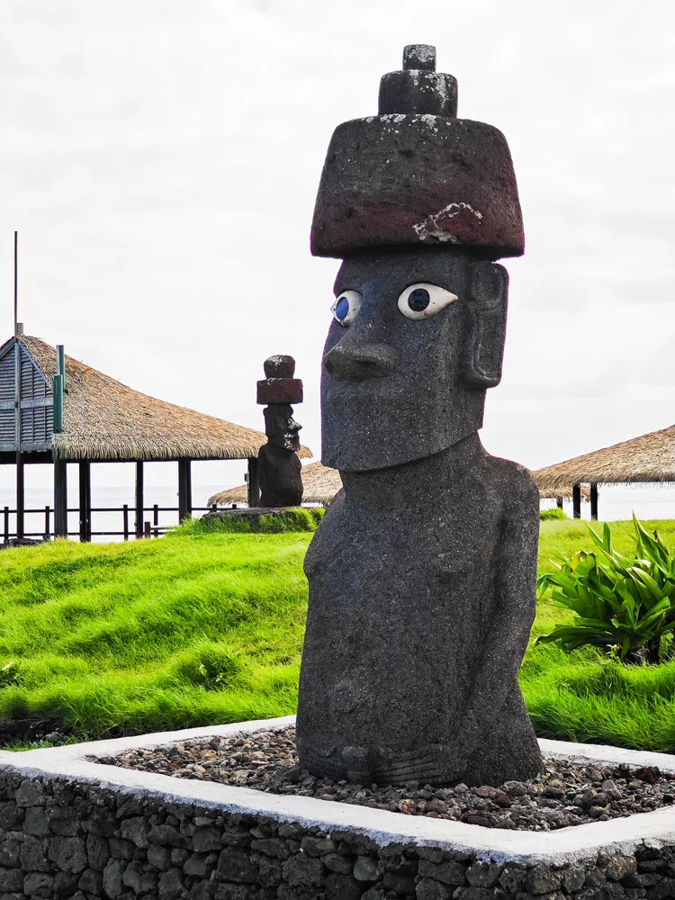 摩艾頭上像帽子的紅色石雕「普卡奧(Pukao)」，象徵原住民的紅色羽毛頭飾。田欣雲攝