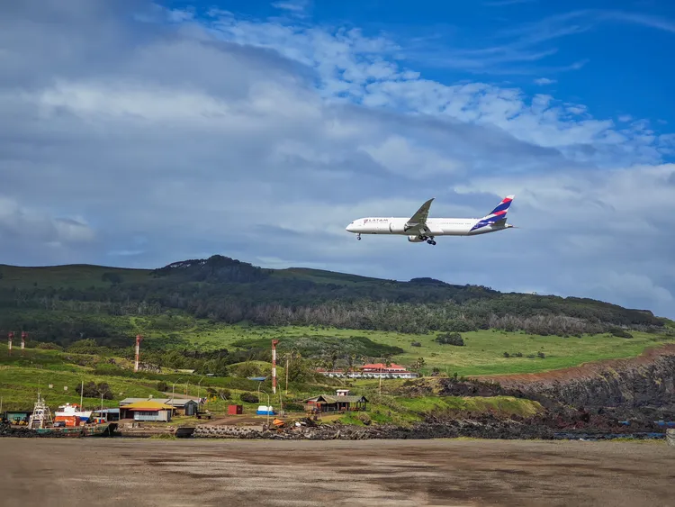 飛復活節島班機大多從智利首都聖地牙哥出發，搭乘南美航空(LATAM)直飛，冬季7月機票單程新台幣5千多元就能買到。田欣雲攝