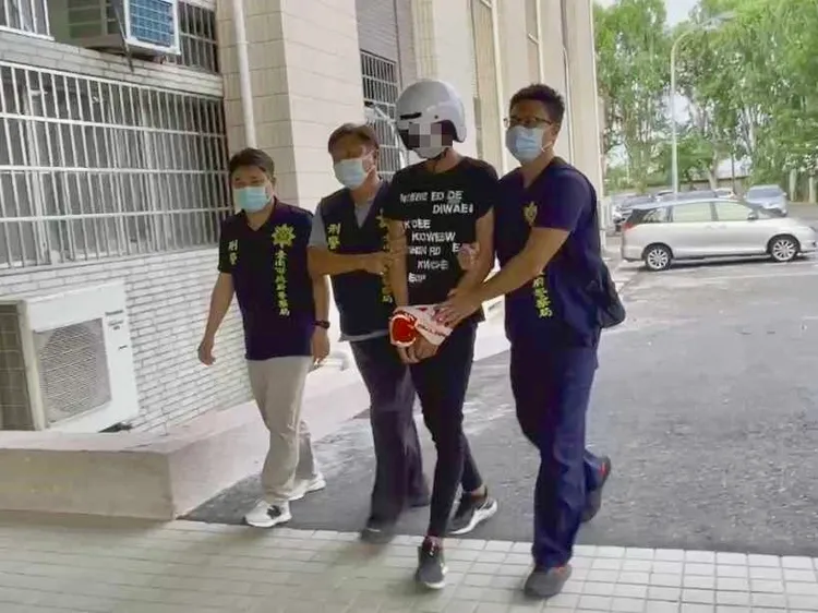 方嫌被押回南市刑大偵詢。警方提供