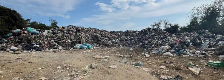 小琉球垃圾暫置在垃圾暫存場內，累積約5百噸垃圾。環保局提供