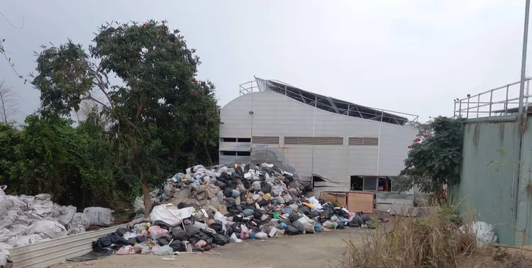 小琉球垃圾暫置在垃圾暫存場內，累積約5百噸垃圾。環保局提供