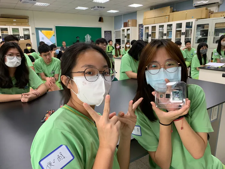 國三畢業生半導體晶圓片初體驗。校方提供