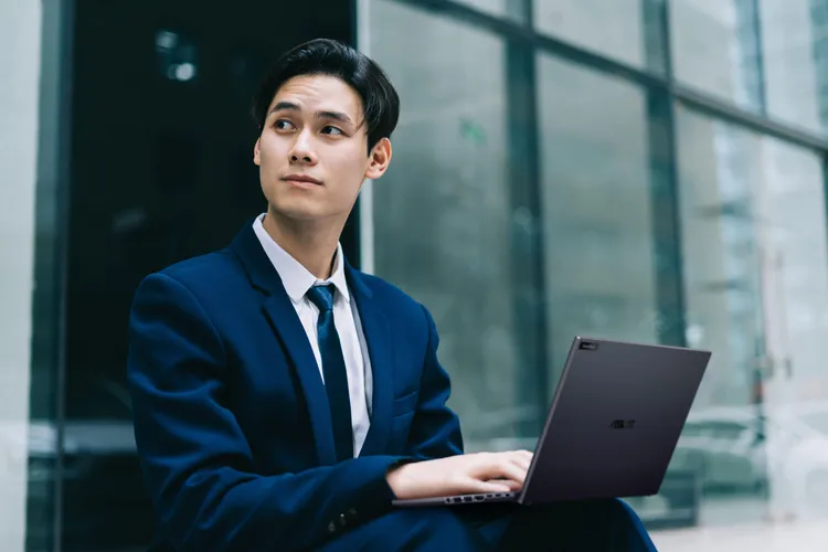 華碩首款AI商用筆電ASUS ExpertBook B5 (B5404CMA)。華碩提供。