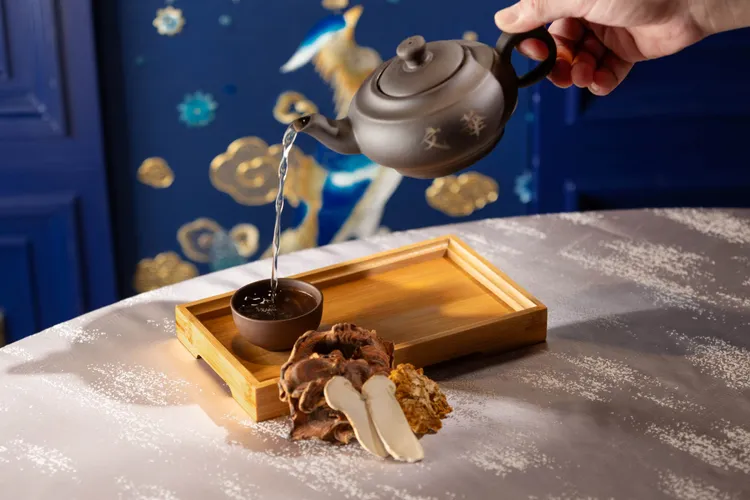 「文華廳」的「松茸愉耳黃耳燉雪蓮 」延續廣東傳統燉湯文化，以羊肚菌、胡蘿蔔、娃娃菜熬成的湯頭， 加入日本松茸，雲南的愉耳和黃耳，以及帶有膠質的雪蓮增加湯頭的滑潤，是一道味道清甜鮮美、清熱解暑的全素無麩質湯品。業者提供