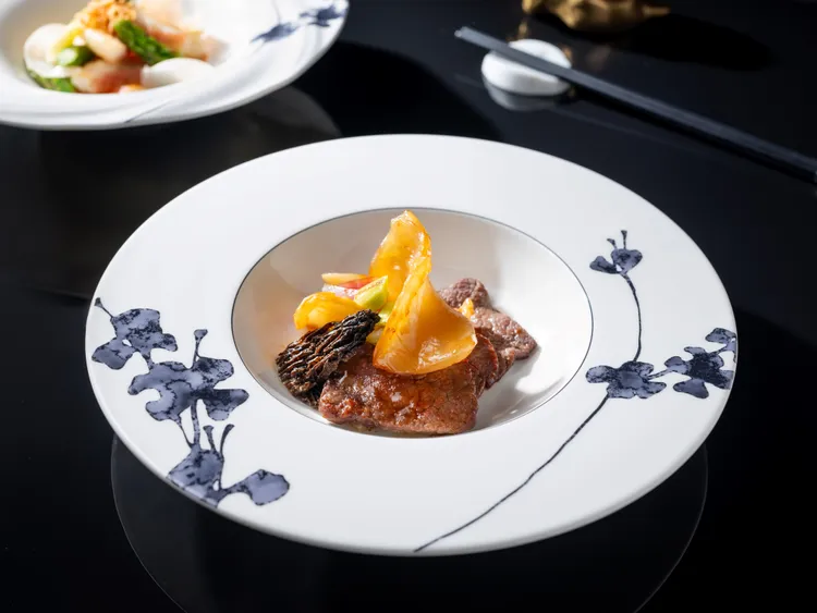 「雅閣」主廚鄭國雄以清新優雅演繹「羊肚菌花膠鹿兒島A5和牛」，將花膠泡發、放入老雞湯燉煮，另將日本鹿兒島A5和牛切片，表面煎香，並與花膠及羊肚菌大火爆炒 ，香氣十足。業者提供