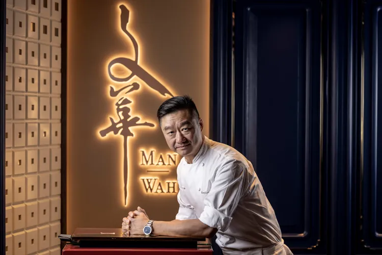 香港文華東方酒店中菜行政總廚黃永強師傅擁有近四十年的掌廚經驗，負責主理香港文華東方酒店米其林星級餐廳「文華廳」以及酒店的中式宴會廚房。業者提供