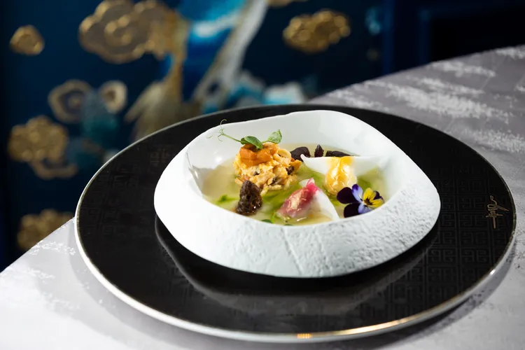 黃永強師傅帶來曾獲2016「美食之最大賞」的「至高榮譽金奬」及「金奬」的「玉鱗魚躍逐金波」，以高湯蒸蛋，擺上龍蝦肉及海膽，搭配迷你金魚蝦餃與羊肚菌，呈現如小金魚在魚池中暢游的繽紛視覺。業者提供