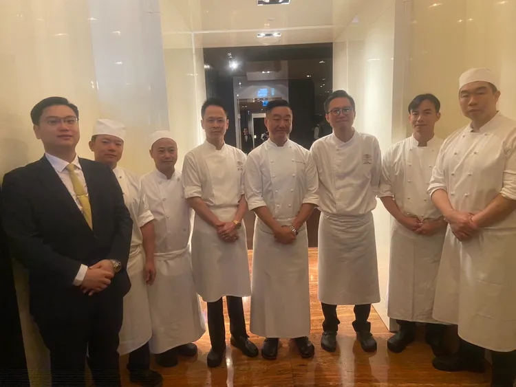 香港文華東方酒店中菜行政總廚黃永強(右4)首次到台北文華東方酒店擔任客座。陳揚盛攝