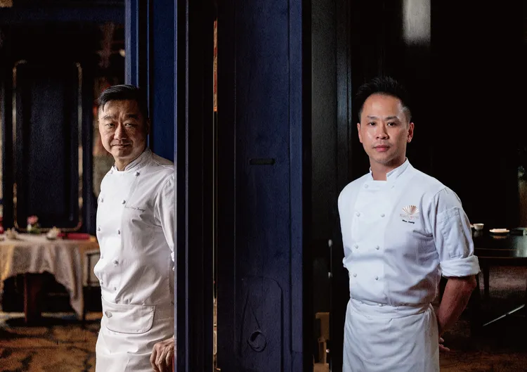 香港文華東方酒店的中菜行政總廚黃永強(左)和「雅閣」主廚鄭國雄(右)，攜手呈獻同獲米其林一星殊榮的「文華廳」和「雅閣」的經典菜色。業者提供
