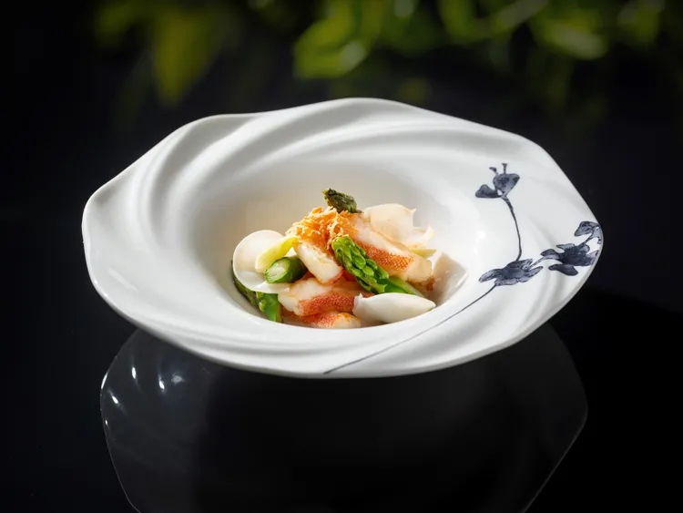 「雅閣」主廚鄭國雄帶來的「鮮蘆筍白玉東星斑柳」，將新鮮的東星斑菲力切成條狀，搭配蘆筍、雲南白玉耳、蔥與蒜爆炒，在正宗粵菜的鑊氣中呈現了鮮甜海味。業者提供