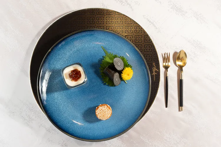 「文華廳」甜點則是此次完美的收口之作。「薑茶奶凍」口感細緻綿滑；「黑白芝麻卷」是道香港傳統的甜點，入口彈牙，充滿芝麻香氣；「松子南乳酥」：選用頂級南乳，加入紅麴、紹興酒、天然發酵豆乳與松子製成，亦是懷舊的港式糕點。業者提供