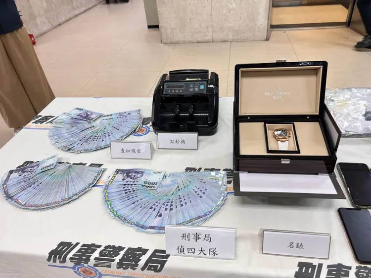 警方查獲名錶等物。警方提供
