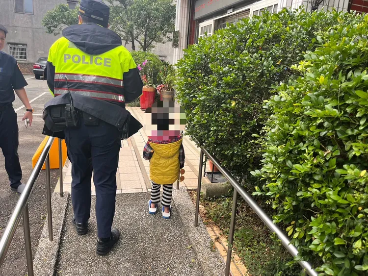 警員帶男童返回派出所。龍潭警分局提供