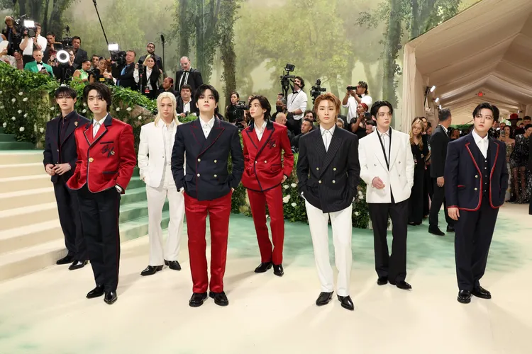 Stray Kids套上藍紅、黑白造型現身紅毯。翻攝X