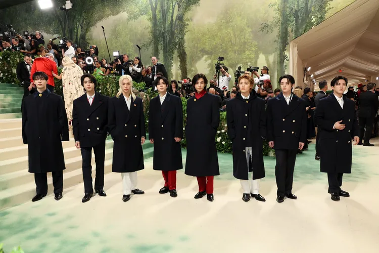 Stray Kids全員套上深色大衣一字排開畫面超帥。翻攝X