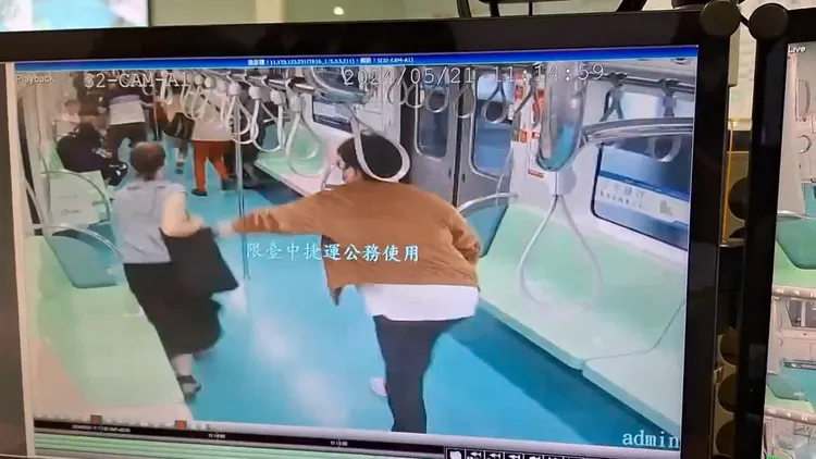 洪嫌右手持刀，左手試圖去抓外籍女乘客，所幸沒有抓到。陳俞融提供