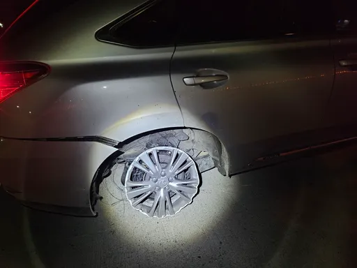 LEXUS休旅車國道爆胎靠輪圈行駛 整路摩擦都火花!苗栗開到彰化才被攔