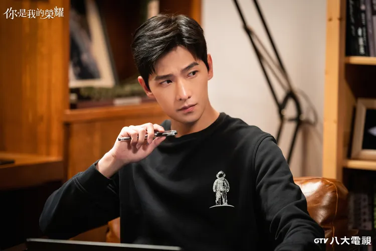 楊洋在《你是我的榮耀》裡是航太設計師。八大提供