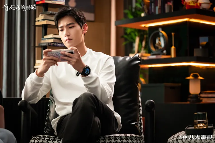 楊洋在《你是我的榮耀》裡擅長玩手機遊戲。八大提供