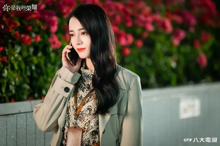 迪麗熱巴在《你是我的榮耀》裡是知名女明星。八大提供