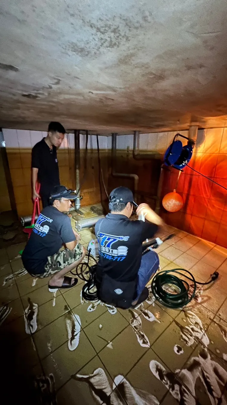 20餘年從未確實清潔的水塔，無論壁面或牆面均十分骯髒，因自由有效餘氯小於0.02mg/L，水體本身無法達到抑菌效果，導致住戶接連生病。717清水塔特工隊提供